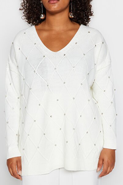 Trendyol Curve Пуловер от плетиво с бродирани камъни в цвят екрю TBBAW24AN00031