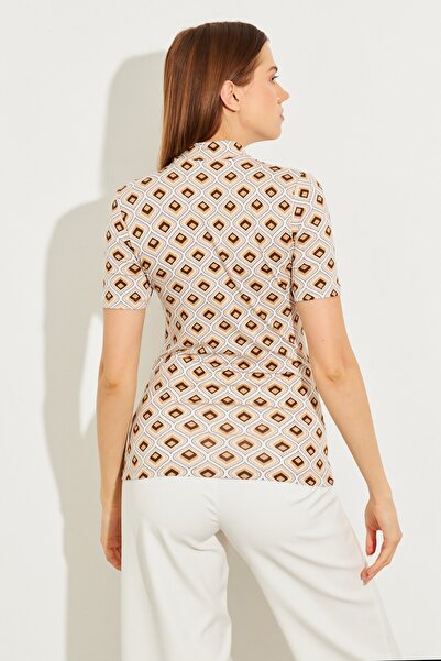 Bipantolon Γυναικεία κοντομάνικη μπλούζα σε καφέ κρέμα Ethnic με ζιβάγκο
