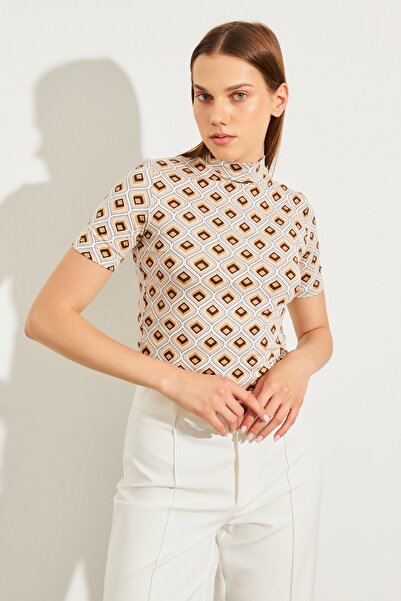 Bipantolon Γυναικεία κοντομάνικη μπλούζα σε καφέ κρέμα Ethnic με ζιβάγκο