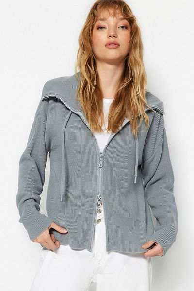 Trendyol Collection Graue Strickjacke mit breiter Passform und Reißverschlussdetail – TWOAW23HI00189