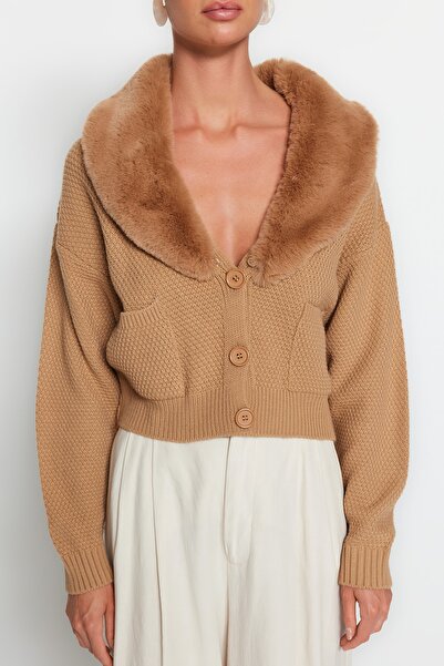 Trendyol Collection Cardigan z velbloudího úpletu s kožešinovým detailem - TWOAW24HI00029