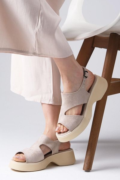 Mio Gusto Dámské sandály Blair Beige Asymetrický střih s tlustou podrážkou