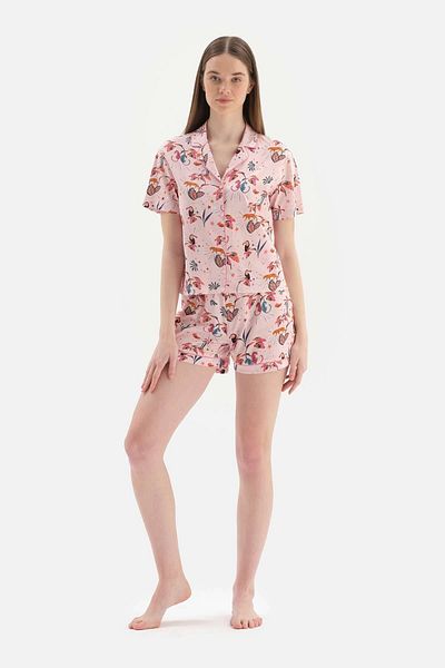 Dagi Hellrosa gestricktes Pyjama-Set mit Hemdkragen und Shorts mit tropischem Muster