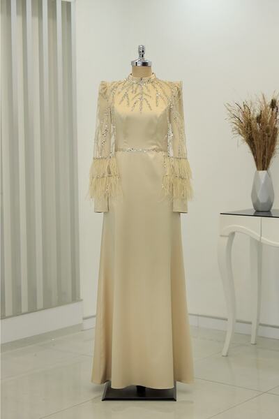 Rana Zenn Saténové večerní šaty mademoiselle se zlatými rukávy a detaily z flitrů