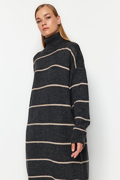 Trendyol Collection Antracitové Maxi Wide Fit Měkké pletené šaty s texturou TWOAW24EL00056
