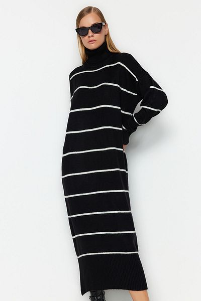 Trendyol Collection Schwarzes Maxi-Strickkleid mit weitem Schnitt und weicher Struktur TWOAW24EL00056