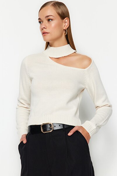 Trendyol Collection Πλεκτό πουλόβερ με γιακά εκρού TWOAW24KZ00596