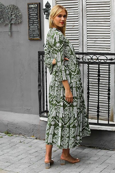 Chiccy Italské armádní zelené velkolepé pletené šaty s límcem s volánovým celoplošným potiskem
