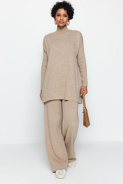 Trendyol Modest Nerzfarbenes Strickoberteil-Set mit Schlitz und weitem Bein TCTAW24US00028