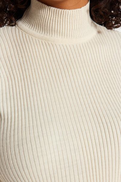 Trendyol Curve Vékony kötöttáru pulóver - krémszínű, fél garbó, TBBAW23AN00022