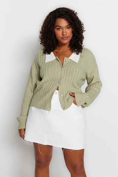 Trendyol Curve Mintfarbener Strick-Cardigan mit geripptem Kragen und Knöpfen
