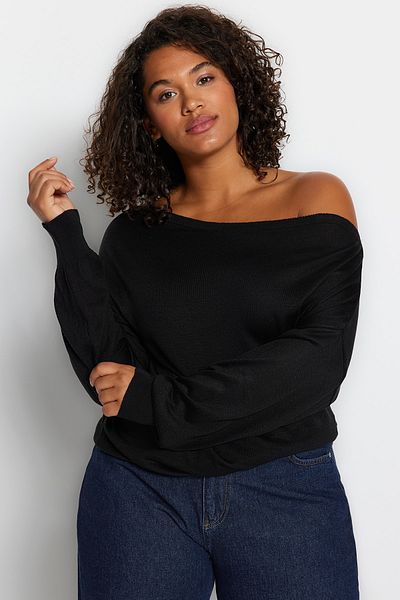 Trendyol Curve Schwarzer Strickpullover mit U-Boot-Ausschnitt - Tbbaw24An00041