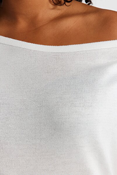 Trendyol Curve Ecrufarbener Strickpullover mit U-Boot-Ausschnitt - Tbbaw24an00041