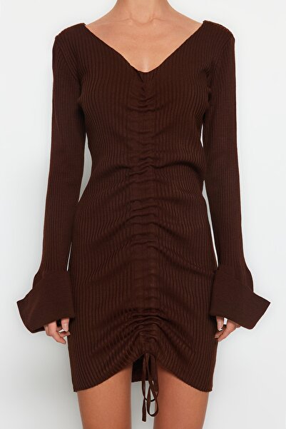 Trendyol Collection Кафява мини трикотажна рокля с V-образно деколте TWOAW22EL0564