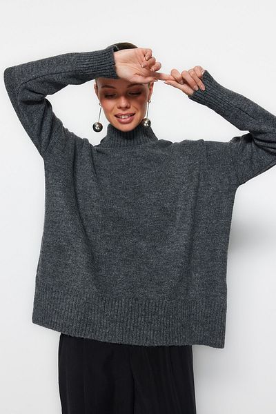 Trendyol Collection Anthrazitfarbener, weicher, strukturierter Strickpullover mit breiter Form TWOAW23KZ00469