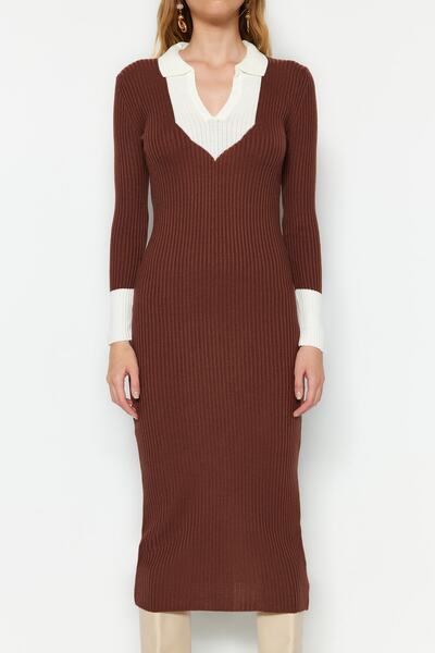 Trendyol Collection Brązowa dzianinowa sukienka Midi z blokami kolorów TWOAW23EL00024