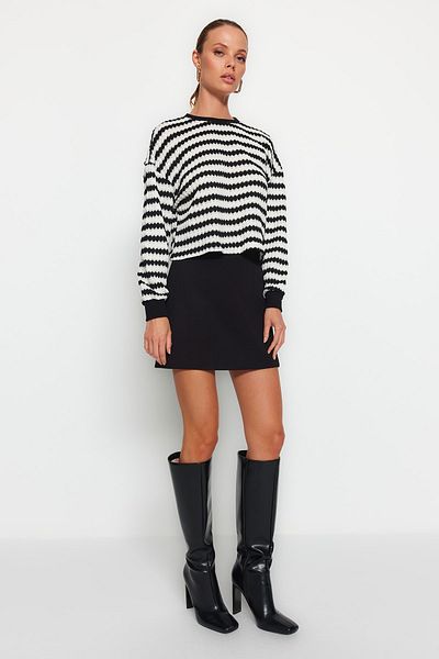 Trendyol Collection Pulover din tricotaje cu dungi negre TWOAW24KZ00150