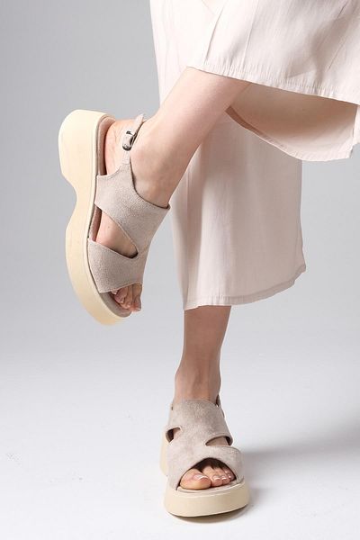 Mio Gusto Dámské sandály Blair Beige Asymetrický střih s tlustou podrážkou