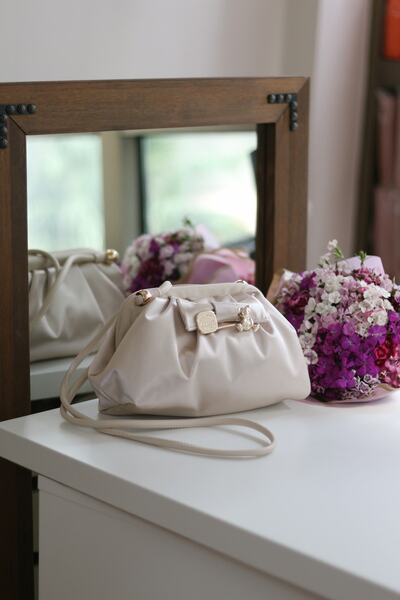 Moom Bag Kadın Krem Saten Burslu Aksesuar Detaylı Omuz Çantası