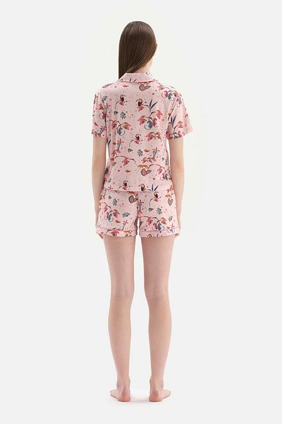 Dagi Hellrosa gestricktes Pyjama-Set mit Hemdkragen und Shorts mit tropischem Muster