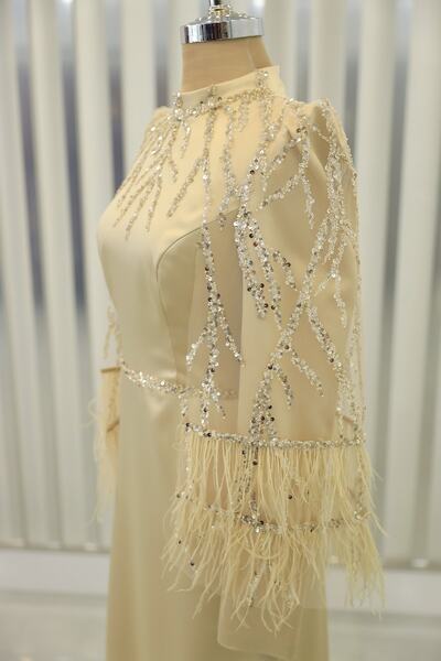 Rana Zenn Saténové večerní šaty mademoiselle se zlatými rukávy a detaily z flitrů