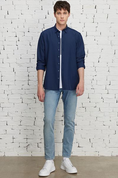 ALTINYILDIZ CLASSICS Marineblaues, bügelleichtes Slim-Fit-Seersucker-Hemd mit Knopfkragen für Herren