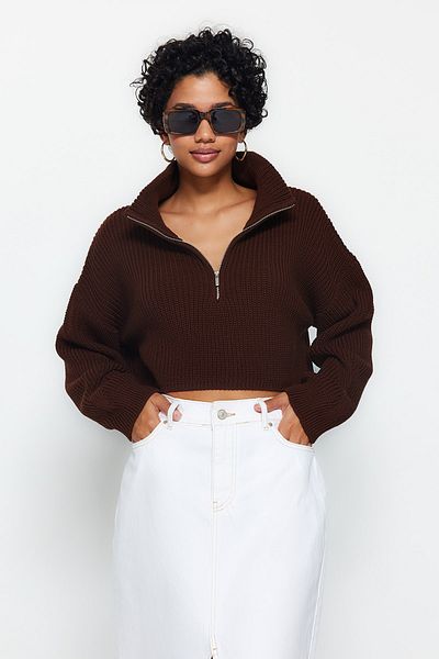Trendyol Collection Brauner Super Crop Strickpullover mit Reißverschluss TWOAW24KZ00527