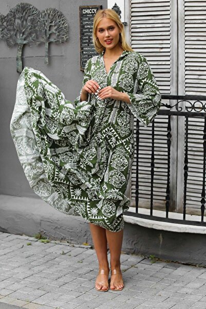 Chiccy Italské armádní zelené velkolepé pletené šaty s límcem s volánovým celoplošným potiskem