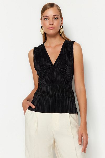 Trendyol Collection Schwarze Strickbluse mit V-Ausschnitt – plissierte, normale Passform TWOSS23BZ00965
