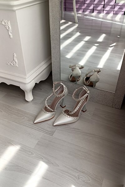 LA CALZATURE Mother of Pearl Satin Τρεις σειρές πέτρες Γόβες σαμπάνιας 11 εκ. με βραδινό φόρεμα ζώνης αστραγάλου Γυναικεία παπούτσια Stiletto