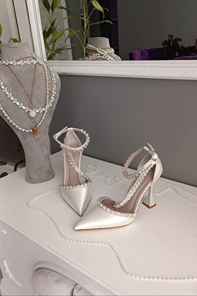 LA CALZATURE Mother of Pearl Satin Τρεις σειρές πέτρες Γόβες σαμπάνιας 11 εκ. με βραδινό φόρεμα ζώνης αστραγάλου Γυναικεία παπούτσια Stiletto