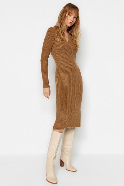 Trendyol Collection Camel Midi πλεκτά φόρεμα πόλο με απαλή υφή TWOAW24EL00026