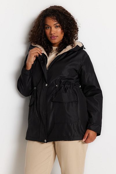 Trendyol Curve Schwarzer Parka mit Plüsch-Innendetail – Kapuze und Tasche TBBAW23KB00000