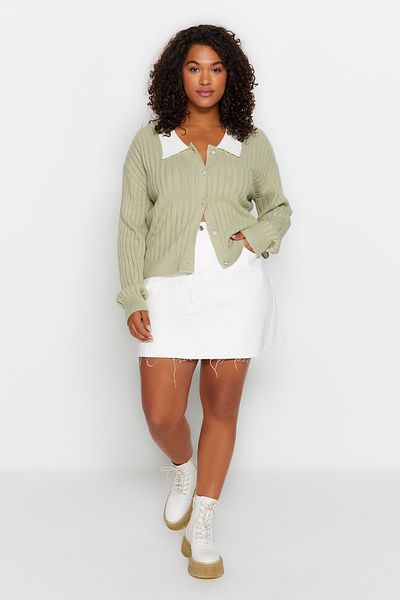 Trendyol Curve Mintfarbener Strick-Cardigan mit geripptem Kragen und Knöpfen