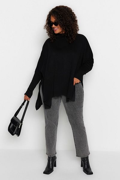Trendyol Curve Relax Fit Schwarzer Strickpullover – Stehkragen und Schlitzdetail TBBAW24AN00032