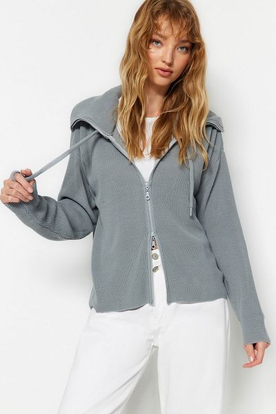 Trendyol Collection Graue Strickjacke mit breiter Passform und Reißverschlussdetail – TWOAW23HI00189