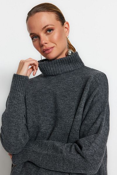 Trendyol Collection Anthrazitfarbener, weicher, strukturierter Strickpullover mit breiter Form TWOAW23KZ00469