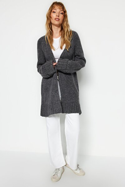 Trendyol Collection Antracytowy kardigan z miękkiej teksturowanej dzianiny o szerokim kroju TWOAW21HI0555