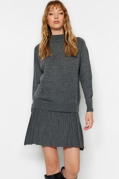 Trendyol Collection Anthrazitfarbener Strick-Unter-Oberteil-Anzug mit Faltenrock TWOAW23AU00184