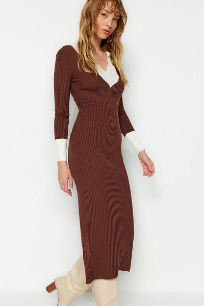 Trendyol Collection Hnědé šaty z pleteniny Midi Color Block TWOAW23EL00024
