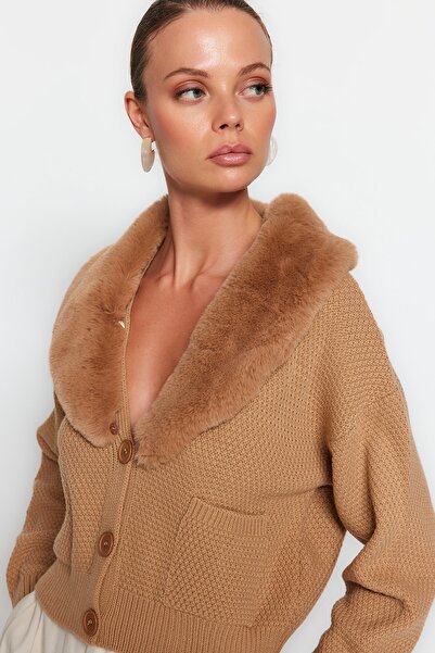 Trendyol Collection Cardigan z velbloudího úpletu s kožešinovým detailem - TWOAW24HI00029