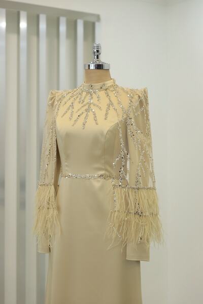 Rana Zenn Saténové večerní šaty mademoiselle se zlatými rukávy a detaily z flitrů