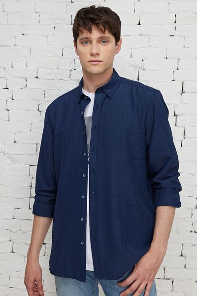 ALTINYILDIZ CLASSICS Marineblaues, bügelleichtes Slim-Fit-Seersucker-Hemd mit Knopfkragen für Herren