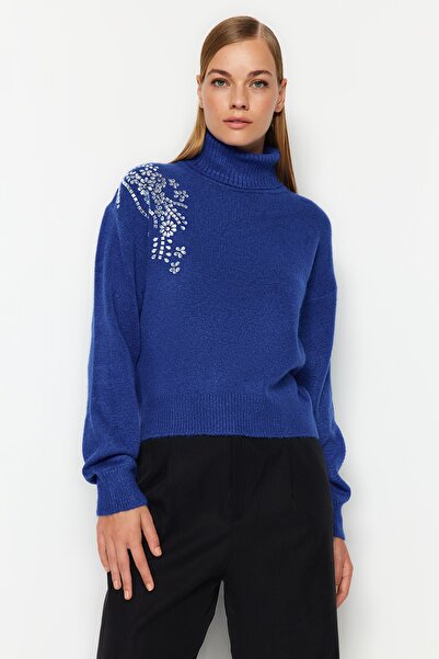 Trendyol Collection Turtleneck Saks kötöttáru pulóver - puha textúra és kő részletek TWOAW24KZ00188