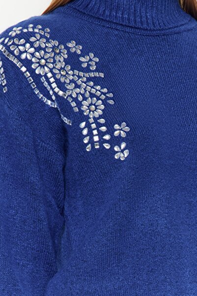 Trendyol Collection Turtleneck Saks kötöttáru pulóver - puha textúra és kő részletek TWOAW24KZ00188