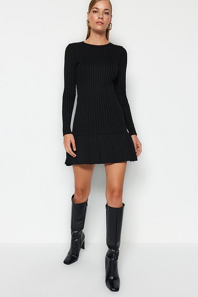 Trendyol Collection Schwarzes Minikleid mit Faltenrock und Strickmuster TWOAW24EL00013