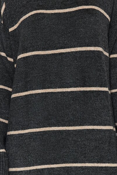 Trendyol Collection Antracitové Maxi Wide Fit Měkké pletené šaty s texturou TWOAW24EL00056