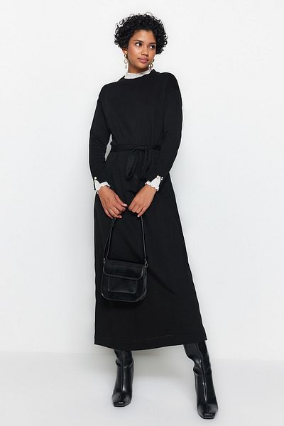 Trendyol Modest Schwarzes Strickkleid mit Perlendetail TCTAW24EB00001