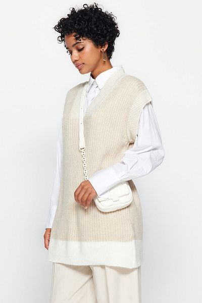Trendyol Modest Steinfarbener Thessaloniki-Strickpullover mit V-Ausschnitt und Blockfarben TCTAW24UV00000