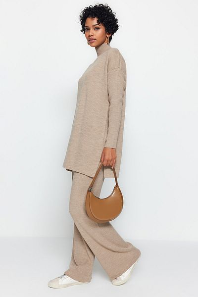 Trendyol Modest Nerzfarbenes Strickoberteil-Set mit Schlitz und weitem Bein TCTAW24US00028